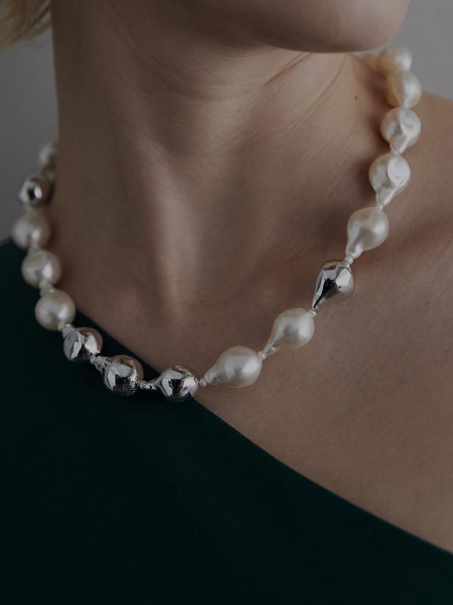 Bijou R.I Baroque Pearl Necklace