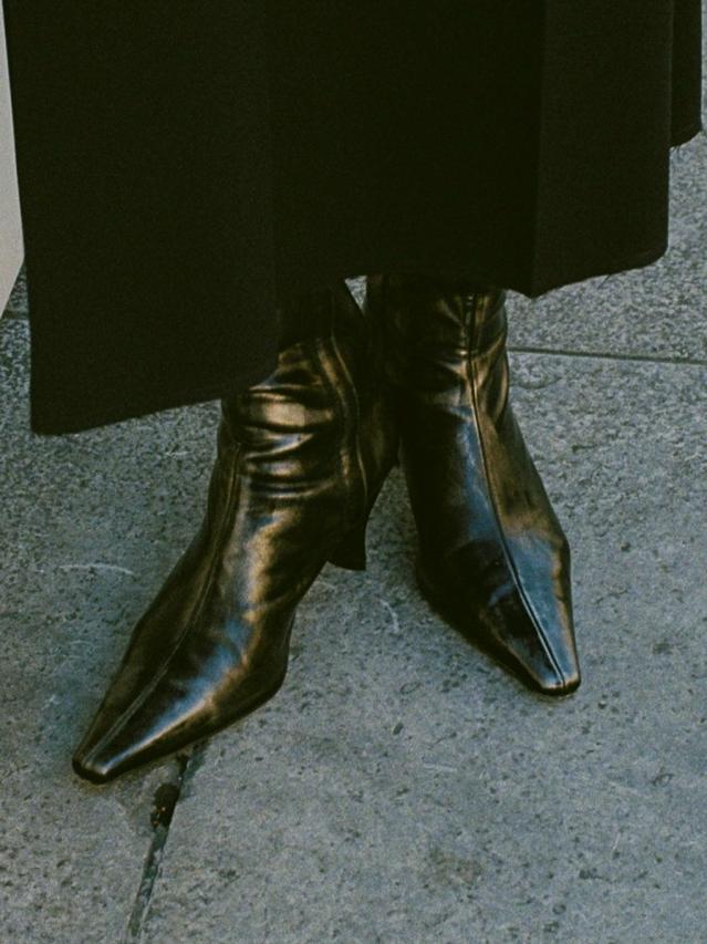 POINTED TOE GRUNGE LIKE BOOTS